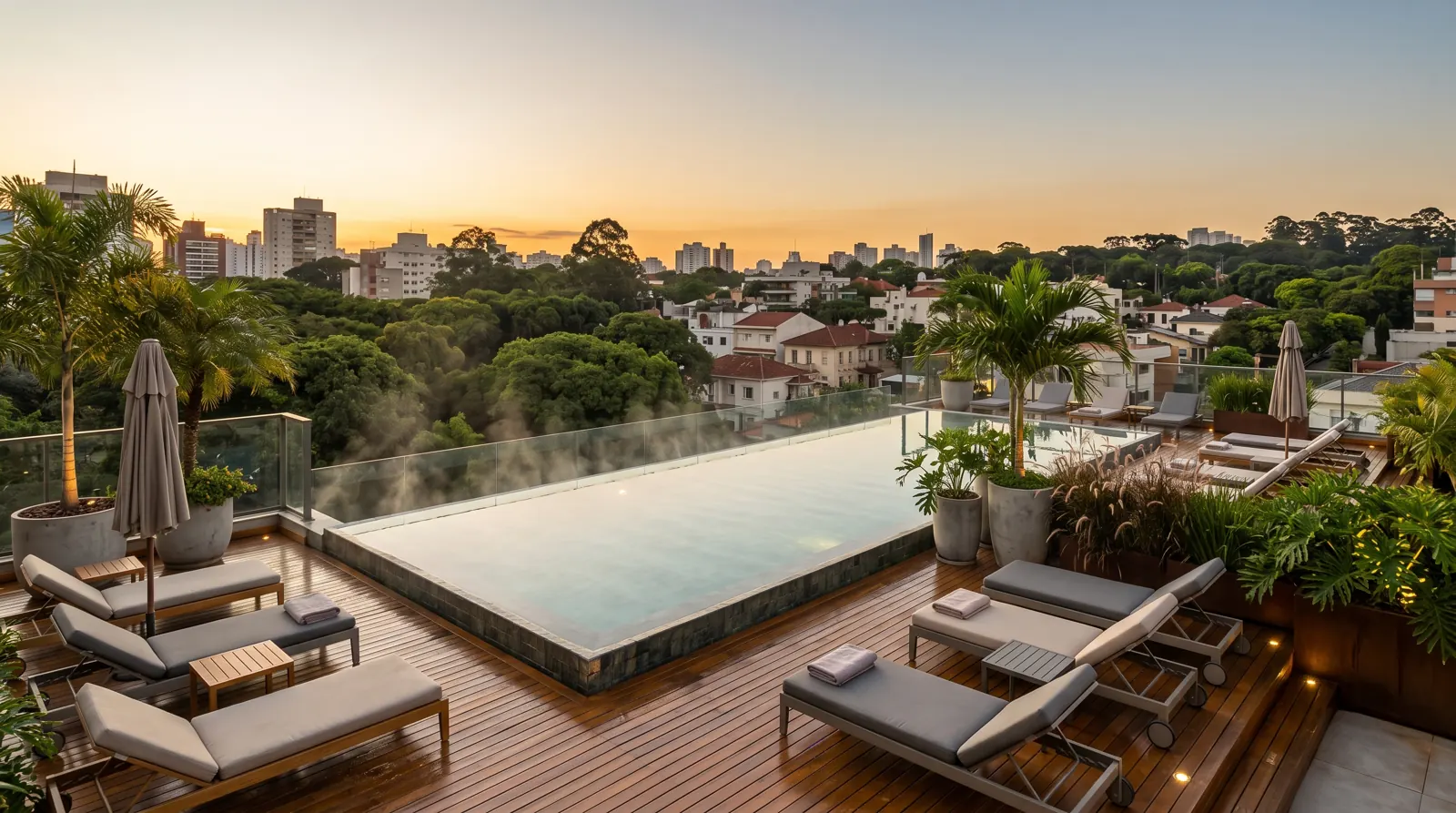 Rooftop com piscina aquecida, deck de madeira e vista para o Alto de Pinheiros